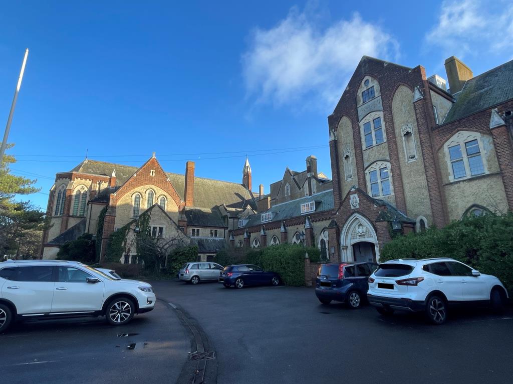 Lot: 34 - SUBSTANTIAL OFFICE SPACE PROVIDING HIGH RENTAL INCOME WITH POTENTIAL FOR FURTHER RESIDENTIAL/COMMERCIAL SPACE - View of the front of the property (right hand side)